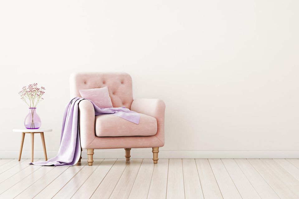 Pastellfarbener Sessel mit Frühlingsblumen: 3 Tipps, um deine Wohnung fit für den Frühling zu machen