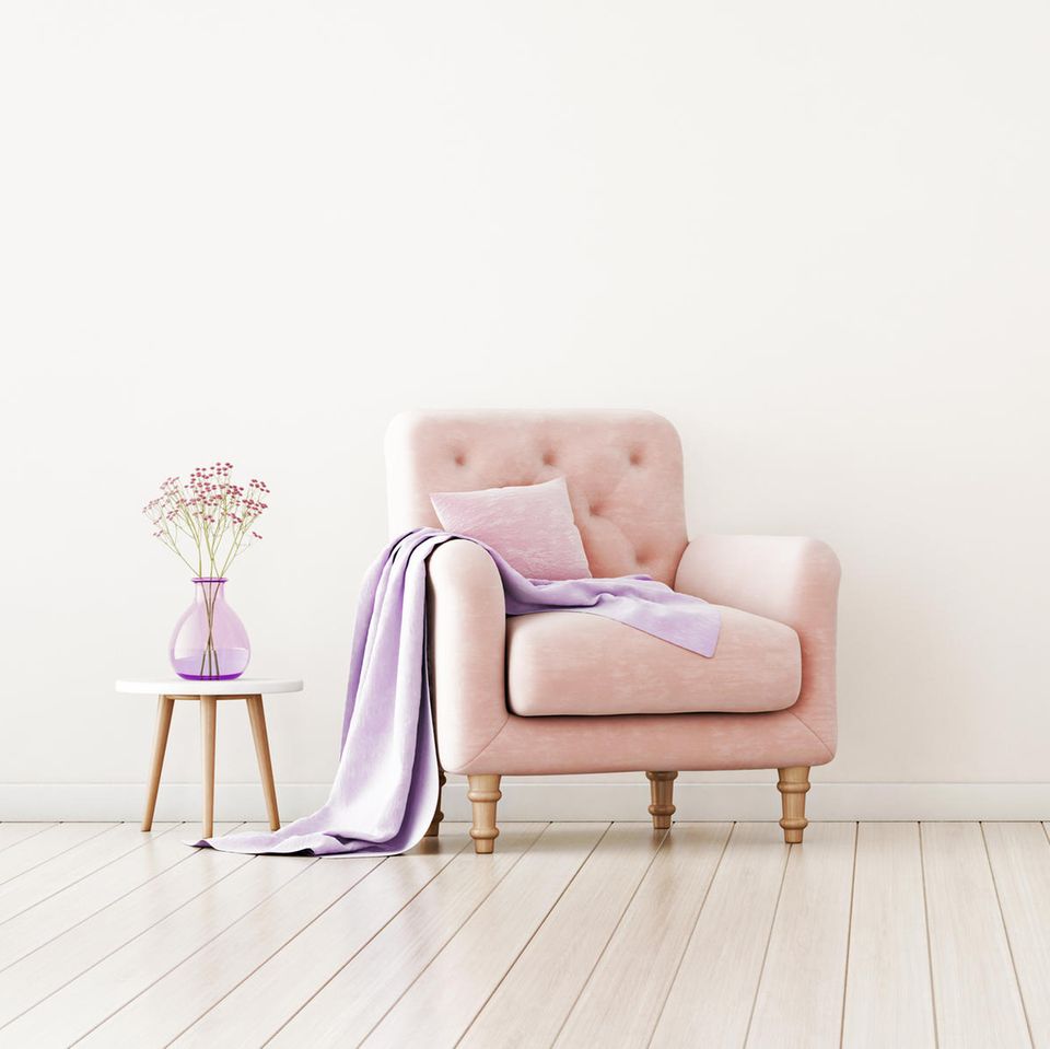 Pastellfarbener Sessel mit Frühlingsblumen: 3 Tipps, um deine Wohnung fit für den Frühling zu machen