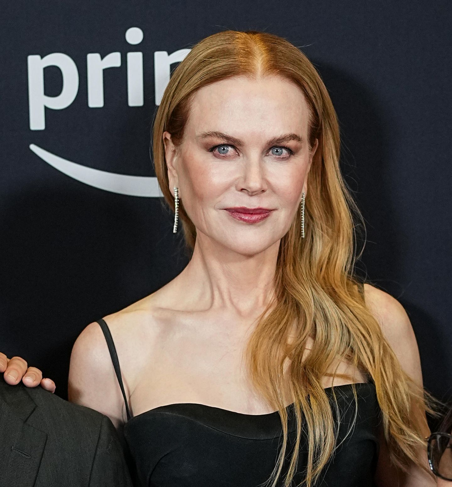 Nicole Kidman, wie wir sie kennen: Erdbeerblond mit lockigem Haar. Seit ihrem Durchbruch 1980 trägt die Schauspielerin ihre charakteristischen roten Haare mal kürzer, mal länger, hell oder dunkel. Doch nun wagt Kidman eine drastische Veränderung.