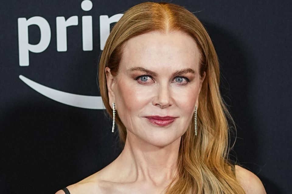 Nicole Kidman, wie wir sie kennen: Erdbeerblond mit lockigem Haar. Seit ihrem Durchbruch 1980 trägt die Schauspielerin ihre charakteristischen roten Haare mal kürzer, mal länger, hell oder dunkel. Doch nun wagt Kidman eine drastische Veränderung.