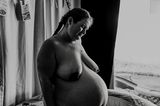 Geburtsfotografie 2024: Stehende, Schwangere Frau mit Wehen