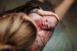 Geburtsfotografie 2024: Mutter hält Neugeborenes