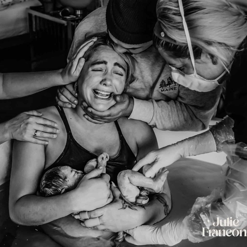 Geburtsfotografie 2024: Frau mit Neugeborenem im Arm