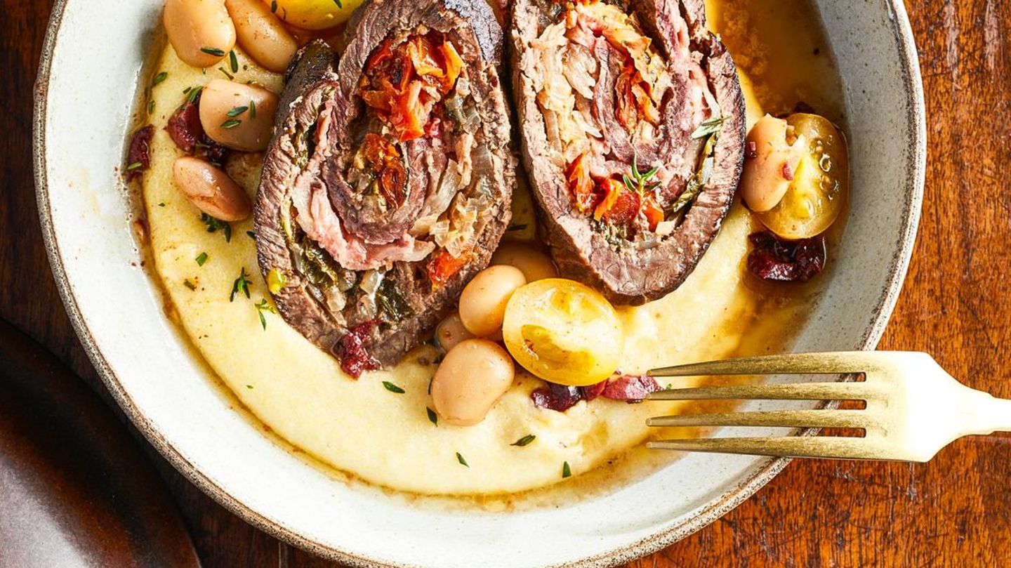 Rinderrouladen mit Polenta und marinierten weißen Bohnen | BRIGITTE.de