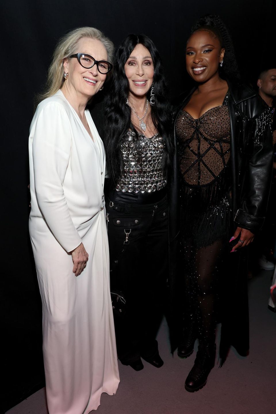Meryl Streep, Cher und Jennifer Hudson bringen Glamour und Glanz auf die iHeartRadio Music Awards in Los Angeles! Meryl wählt zu diesem Anlass ein zartes, fließendes Maxikleid, welches sie in Kontrast zu ihrer dunklen Brille setzt. Bei Cher und Jennifer ist hingegen Glitzer en masse angesagt. Strahlen tun sie jedoch alle allemal!