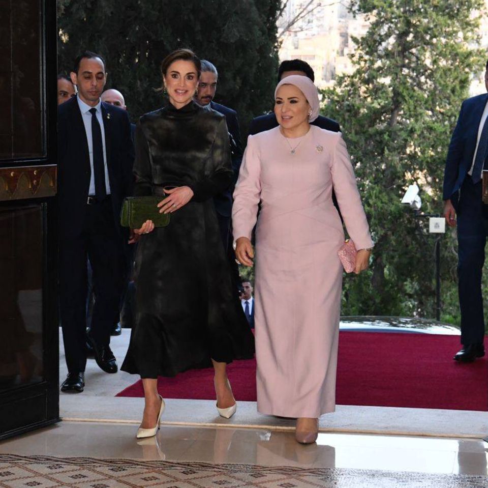 Beim Empfang des ägyptischen Präsidenten Abdel Fattah El-Sisi in Amman präsentiert sich Königin Rania in einem schlichten, eleganten Look aus einem Rollkragen-Midikleid in Batik-Optik von Marques'Almeida kombiniert mit weißen Lackleder-Pumps von Jimmy Choo. Ihre grüne Lotus-Clutch des ägyptischen Labels Nuniz Cairo dient nicht nur als stylische Ergänzung ihres Outfits, sondern ist gleichzeitig auch ein Tribut an die jordanisch-ägyptischen Freundschaft.