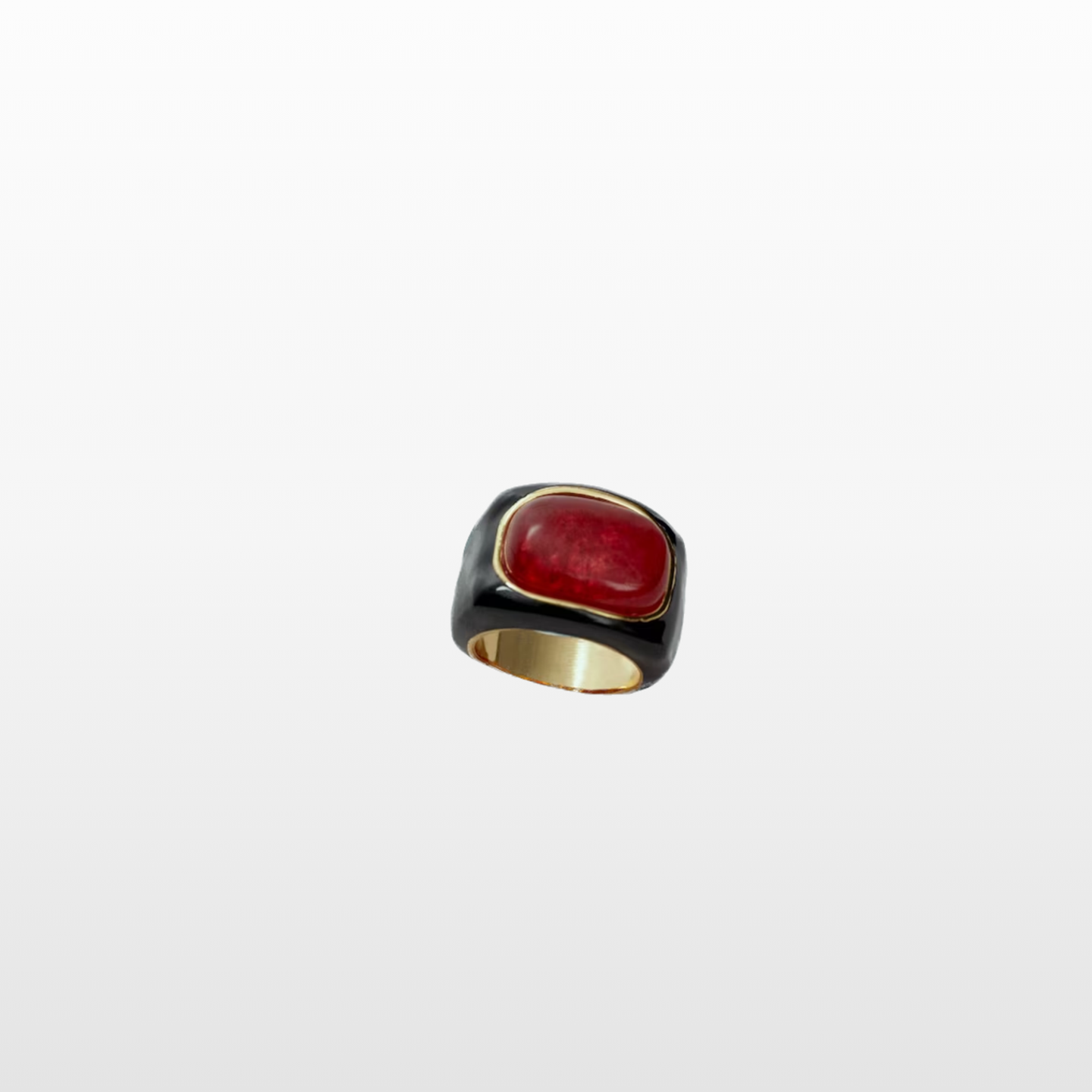 Dieser Maxi-Ring mit Quarz-Detail in Rot besticht mit seiner schwarzen Farbe und natürlich der Chunky-Form. Um 40 Euro bei Mango. Dazu gibt es übrigens auch den passenden Maxi-Armreifen! 