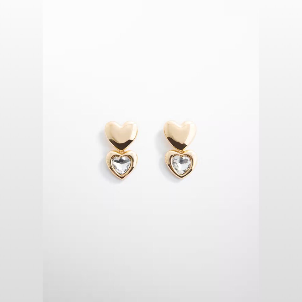 Etwas dezenter, aber dennoch chunky sind diese Herz-Ohrringe mit Kristall-Pendant. Um 20 Euro von Mango. 