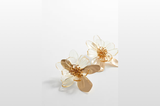 Maxi-Blumen-Ohrringe sehen hervorragend zu jedem Sommerkleid oder Teil aus Leinen aus. Von Mango, um 23 Euro. 