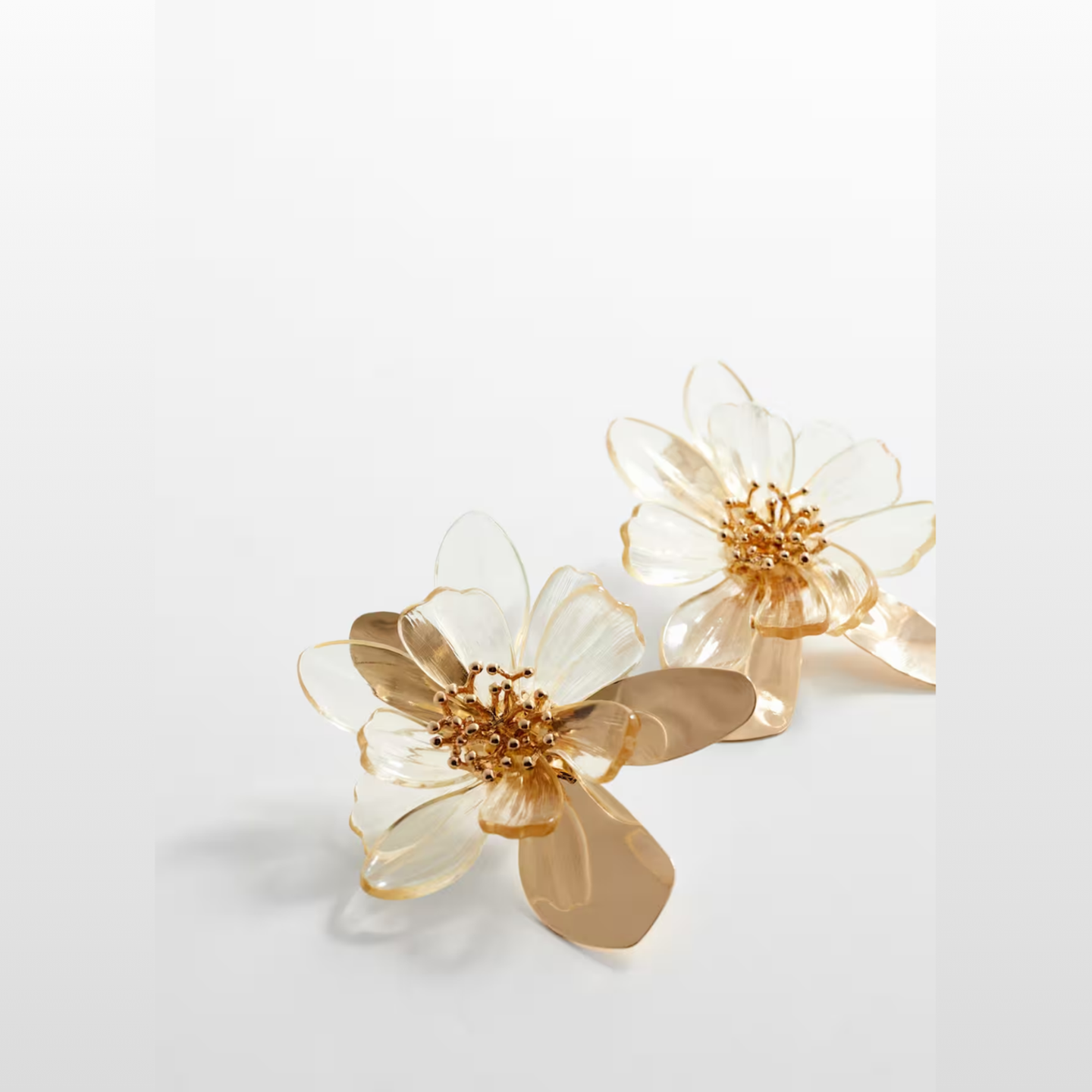 Maxi-Blumen-Ohrringe sehen hervorragend zu jedem Sommerkleid oder Teil aus Leinen aus. Von Mango, um 23 Euro. 