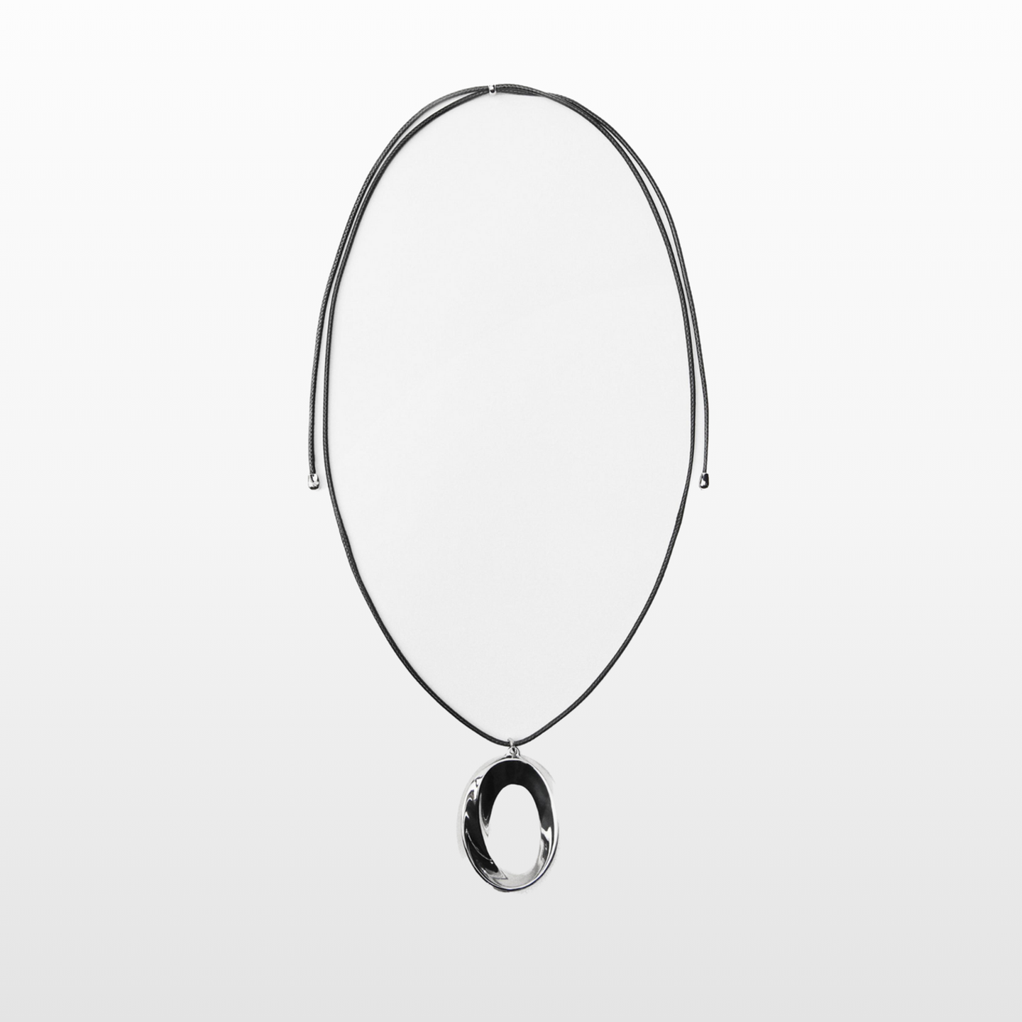 Kordel-Halsketten sind ganz im Sinne des Y2K-Styles gerade wieder schwer angesagt. Ebenso wie überproportional große Anhänger, wie dieser hier in Silber. Von Zara, um 18 Euro. 