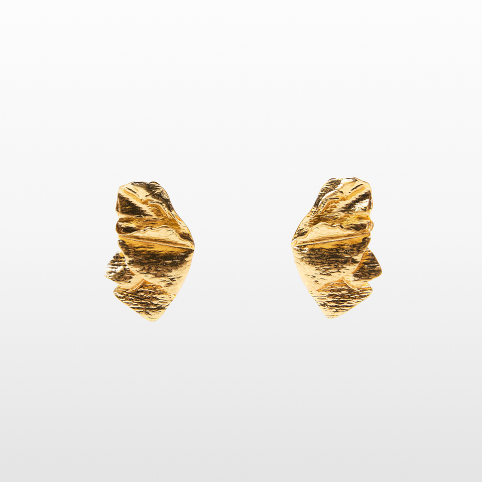 Texturiert und in Gold kommen diese Ohrringe von Zara in Fächerform. Um 16 Euro. 