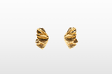 Texturiert und in Gold kommen diese Ohrringe von Zara in Fächerform. Um 16 Euro. 