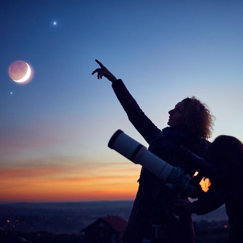 Zwei Frauen beobachten den Nachthimmel | Astrotourismus: Das sind die schönsten Reiseziele zum Sternegucken + Co.
