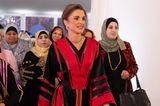 Elegant in Schwarz-Rot besucht Königin Rania ein Iftar-Mahl in Amman. Dabei schafft es dir jordanische Königin einmal mehr, Tradition und Modernität zu vereinen. Sie trägt ein traditionelles Kleid mit leicht ausgestellten Ärmeln und ergänzt den Look mit stilvollen silbernen Kreolen, die ihm einen modernen und trendigen Touch verleihen. 