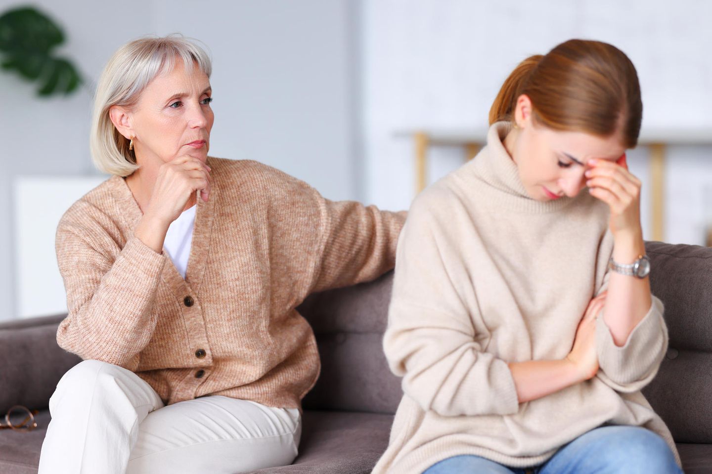 Narzisstische Mutter: Mutter und Tochter sitzen nebeneinander auf einem Sofa