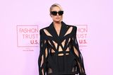 Paris Hilton präsentiert einen für sie recht ungewöhnlich dunklen und rockigen Look auf dem pinken Teppich der Fashion Trust U.S. Awards. Ihr Ensemble von Mugler bedeckt nur das Nötigste von ihrem Oberkörper, da wirkt die durchscheinende Strumpfhose fast spießig dagegen. 