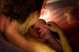 Hallo und Auf Wiedersehen: Mutter hält Neugeborenes