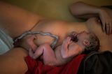Hallo und Auf Wiedersehen: Mutter mit Neugeborenen nach der Geburt