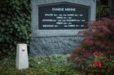 Hallo und Auf Wiedersehen: Grabstein auf Friedhof