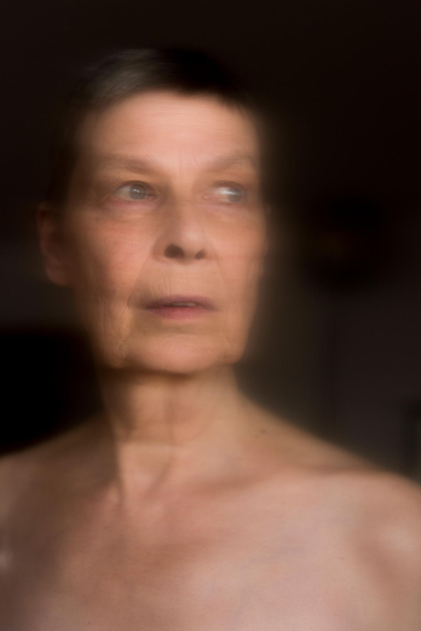 Hallo und Auf Wiedersehen: Portrait von Sigrid mit Unschärfe