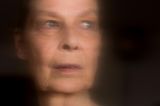 Hallo und Auf Wiedersehen: Portrait von Sigrid mit Unschärfe