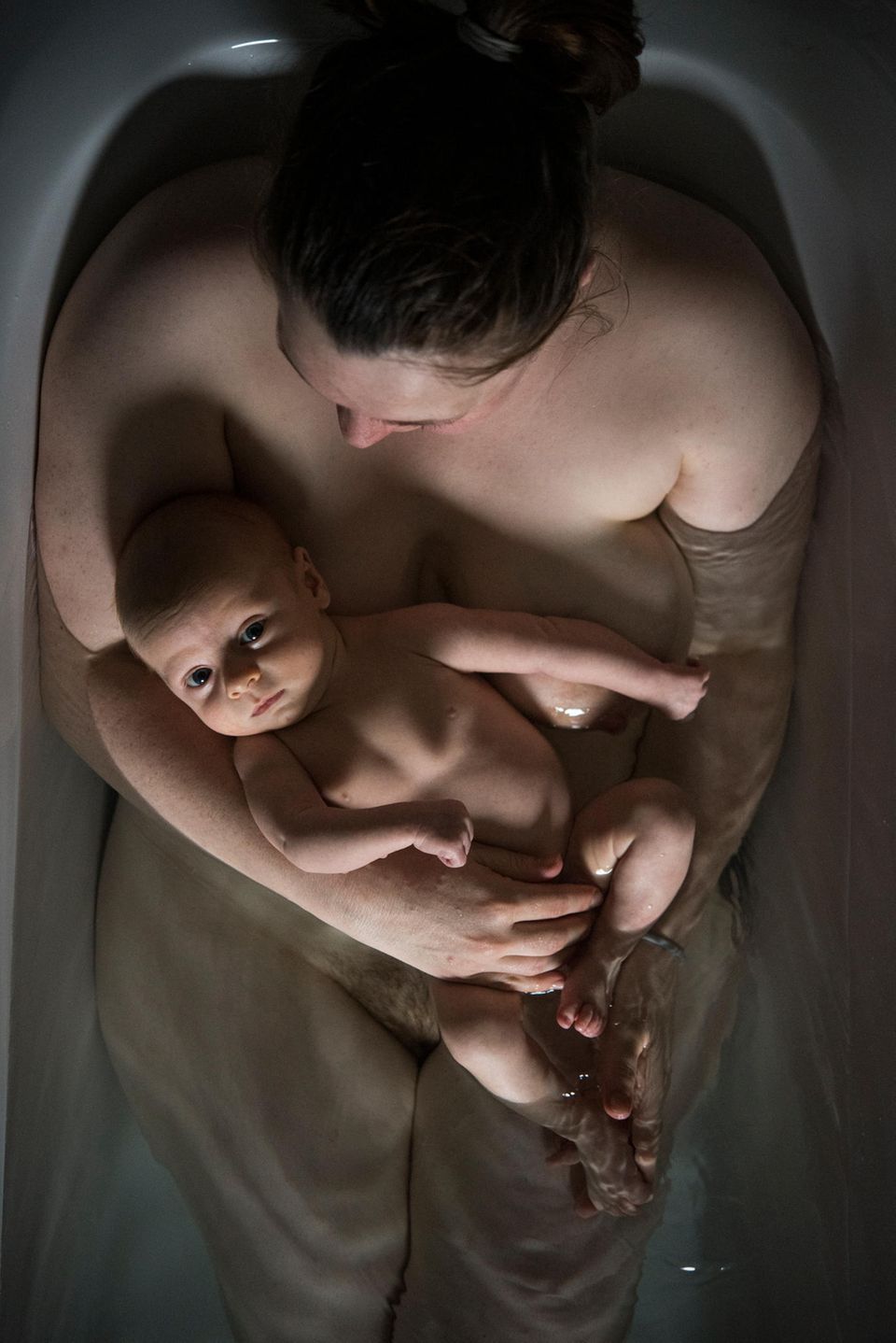 Hallo und Auf Wiedersehen: Mutter mit Neugeborenen in Wanne
