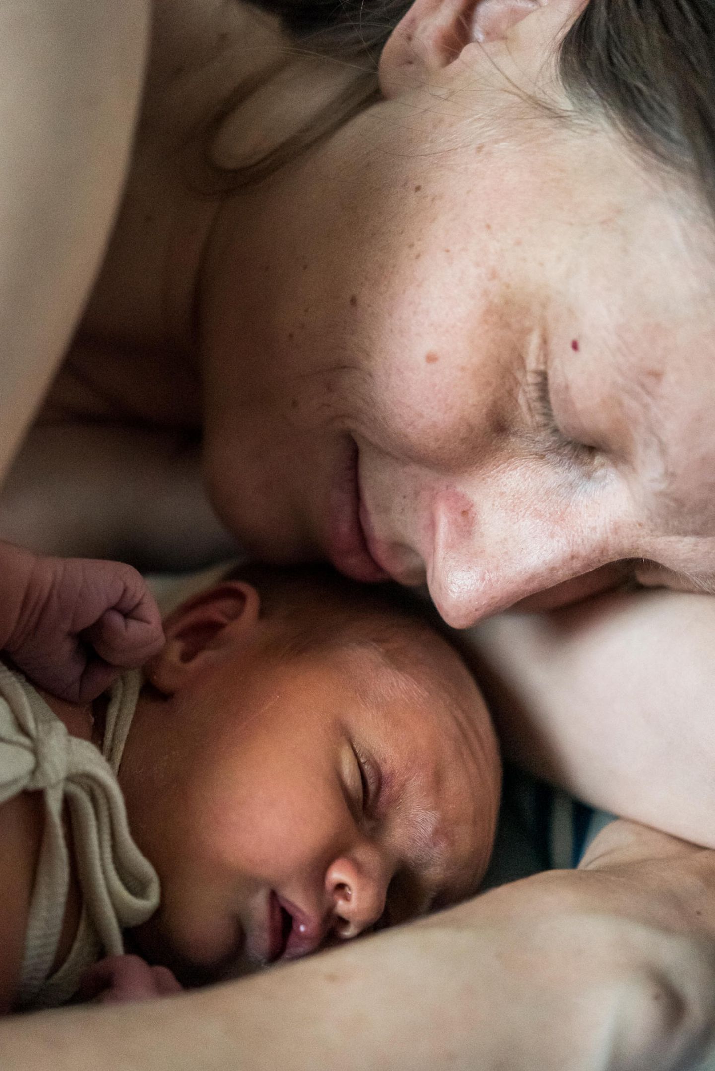 Hallo und Auf Wiedersehen: Frau liegt neben Neugeborenen