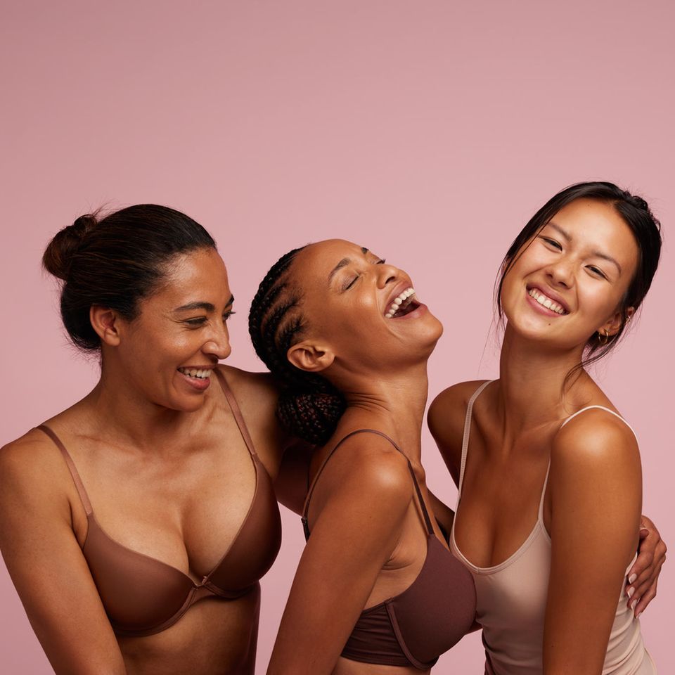 Schöner Busen: Drei Frauen lachen in Unterwäsche in die Kamera