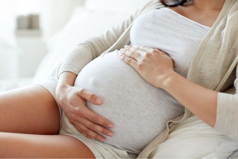 schwangere-hält-bauch