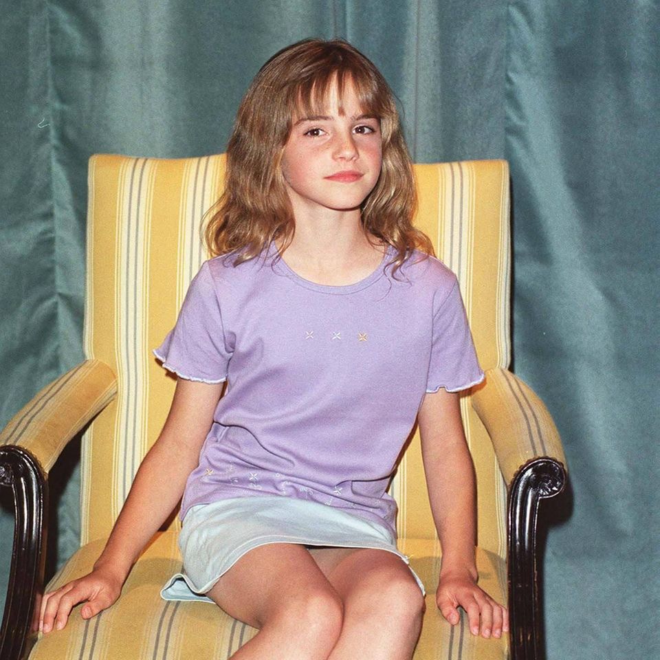 Im Jahr 2000 konnte sich Emma Watson gegen Tausende von Bewerberinnen beim Casting für die kommenden "Harry Potter"-Filme durchsetzen. Beim Fotoshooting schlüpft sie bereits in die Rolle der selbstbewussten Hermine Granger und posiert im lilafarbenen T-Shirt mit kurzen Jeansrock für die Fotograf:innen. 