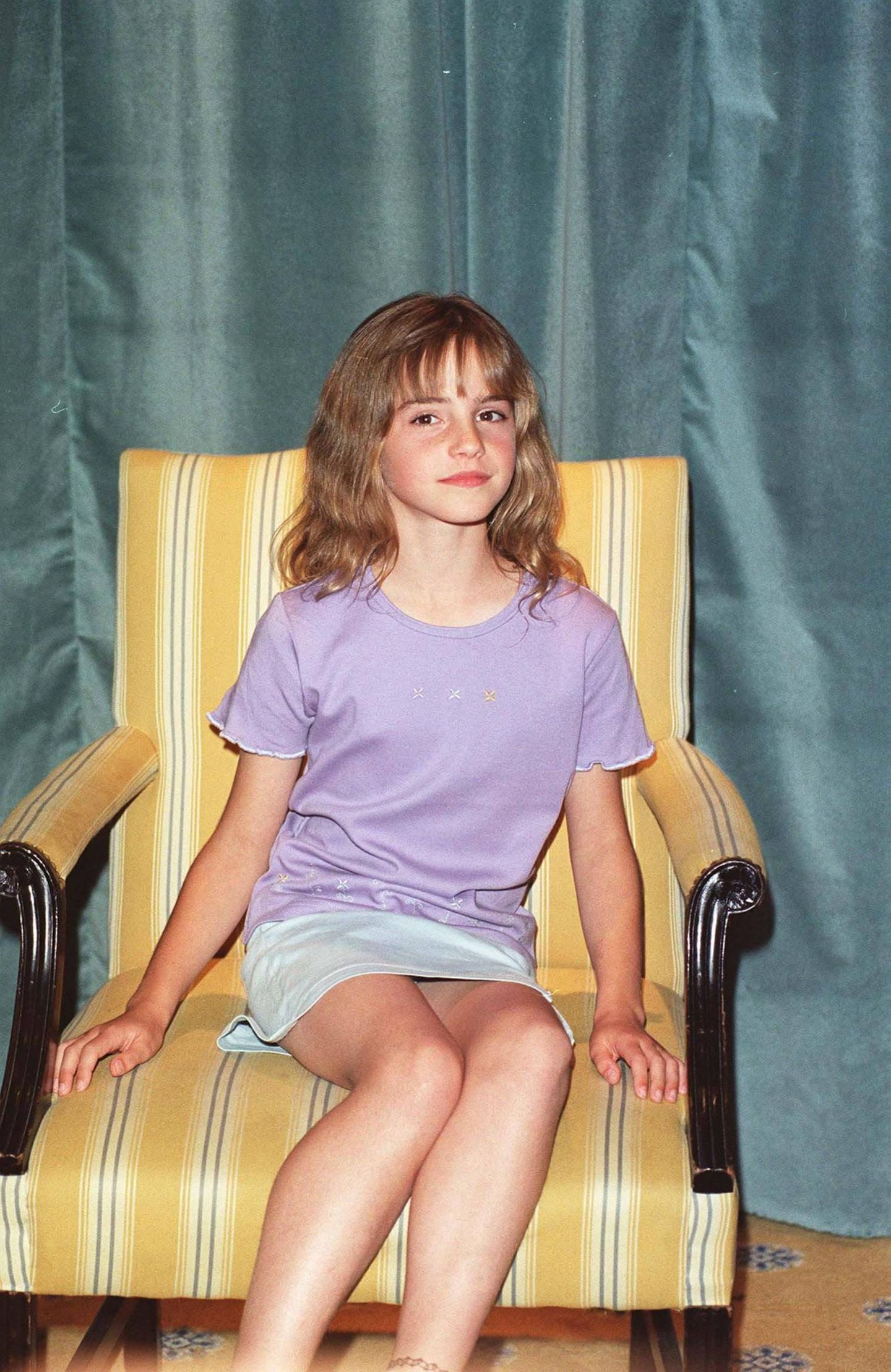 Im Jahr 2000 konnte sich Emma Watson gegen Tausende von Bewerberinnen beim Casting für die kommenden "Harry Potter"-Filme durchsetzen. Beim Fotoshooting schlüpft sie bereits in die Rolle der selbstbewussten Hermine Granger und posiert im lilafarbenen T-Shirt mit kurzen Jeansrock für die Fotograf:innen. 