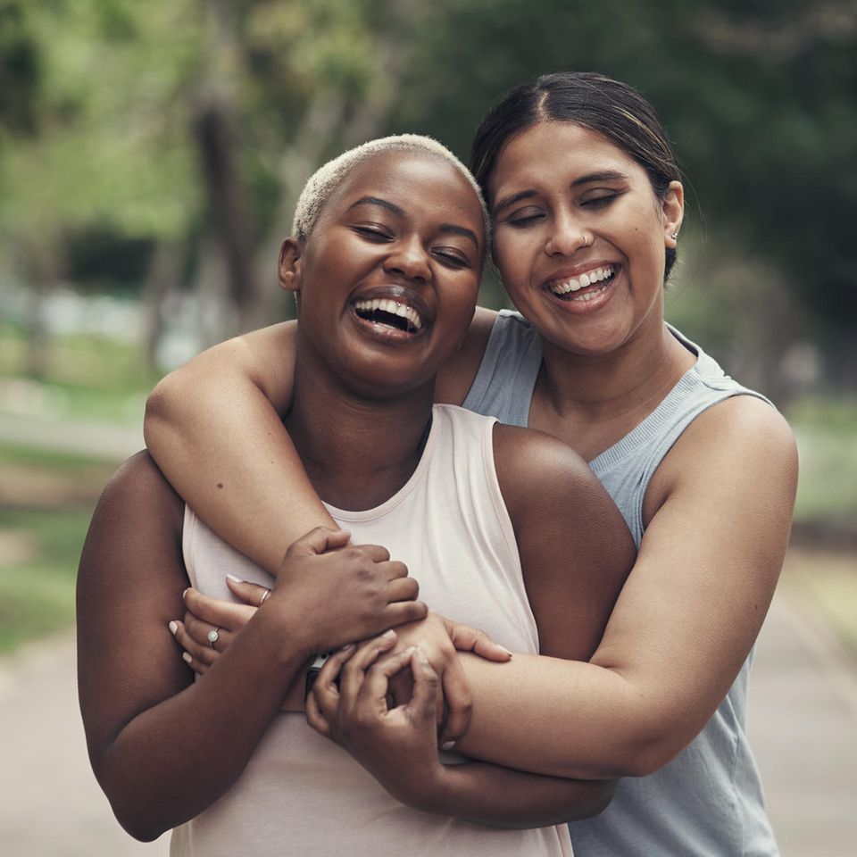 Zwei Freundinnen umarmen sich: Das bedeutet es wirklich, wenn du wenig Freunde hast