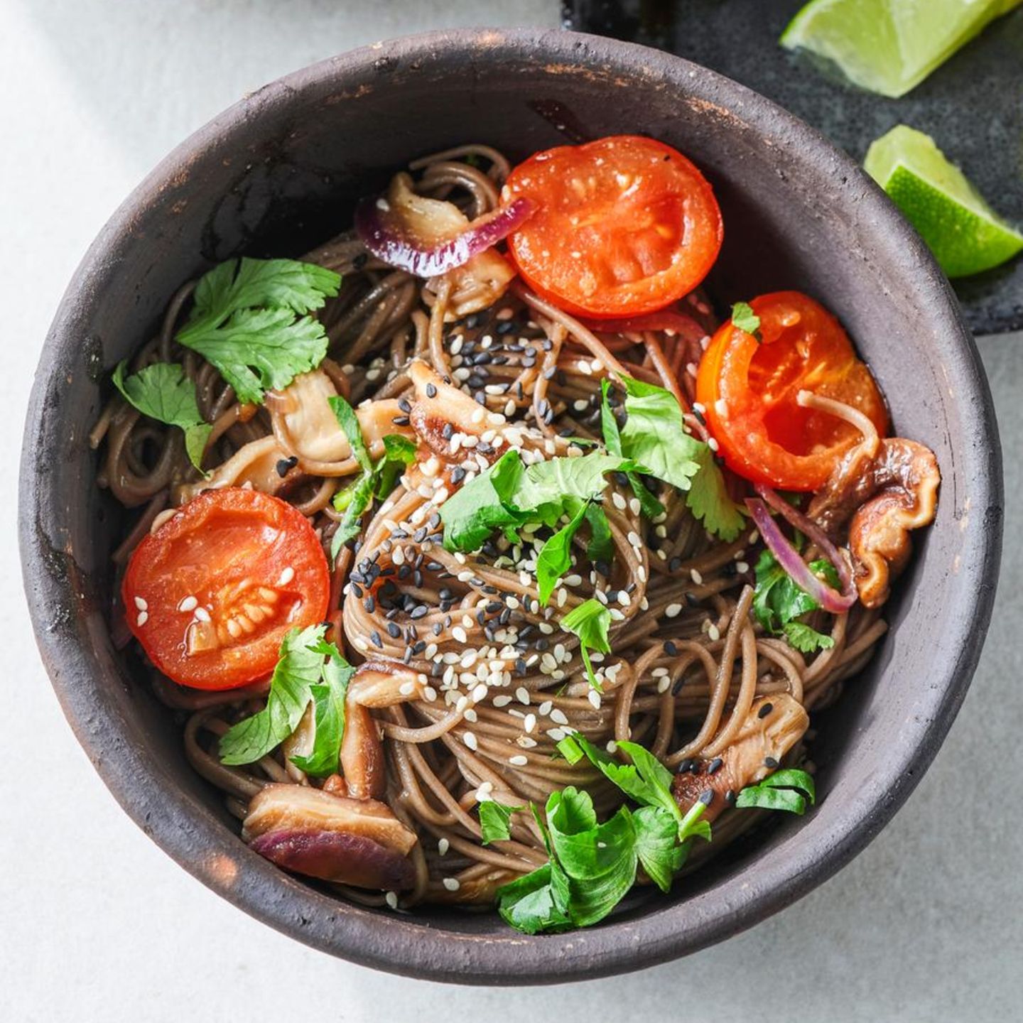 Soba-Nudeln mit Pilzen