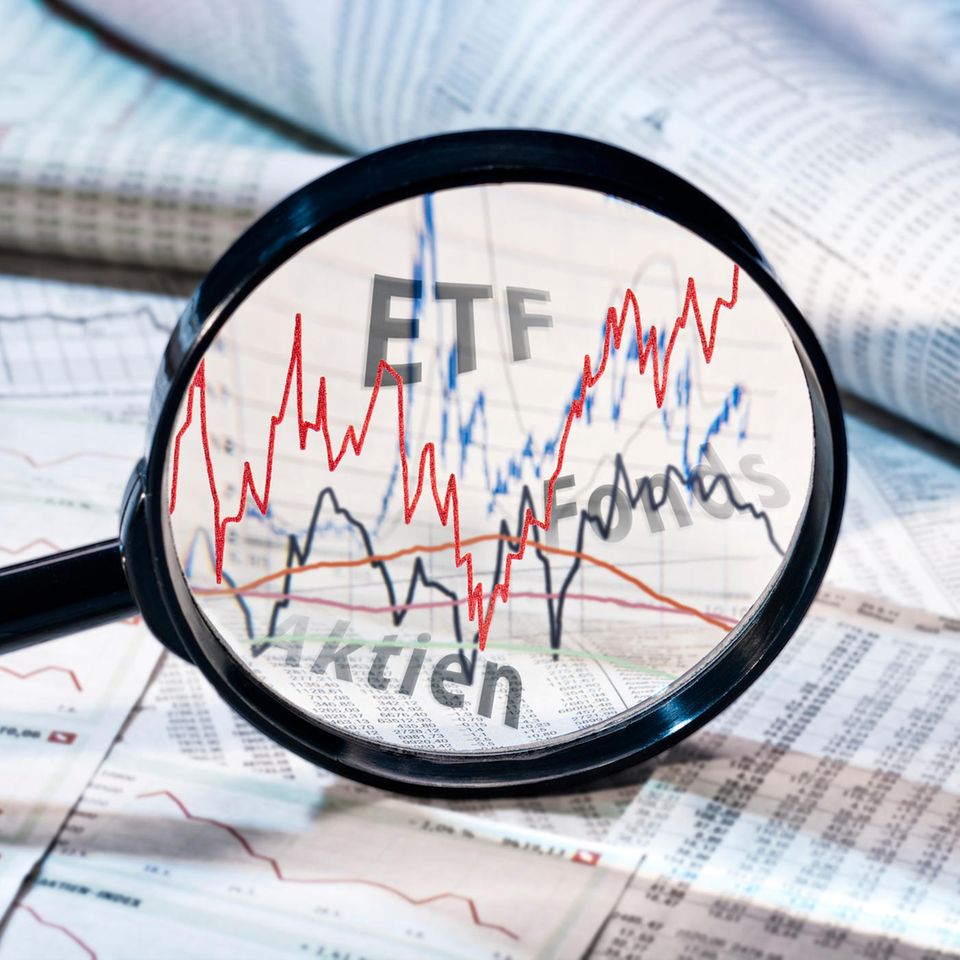 Börsen-Slang: Lupe vor Aktien-Unterlagen