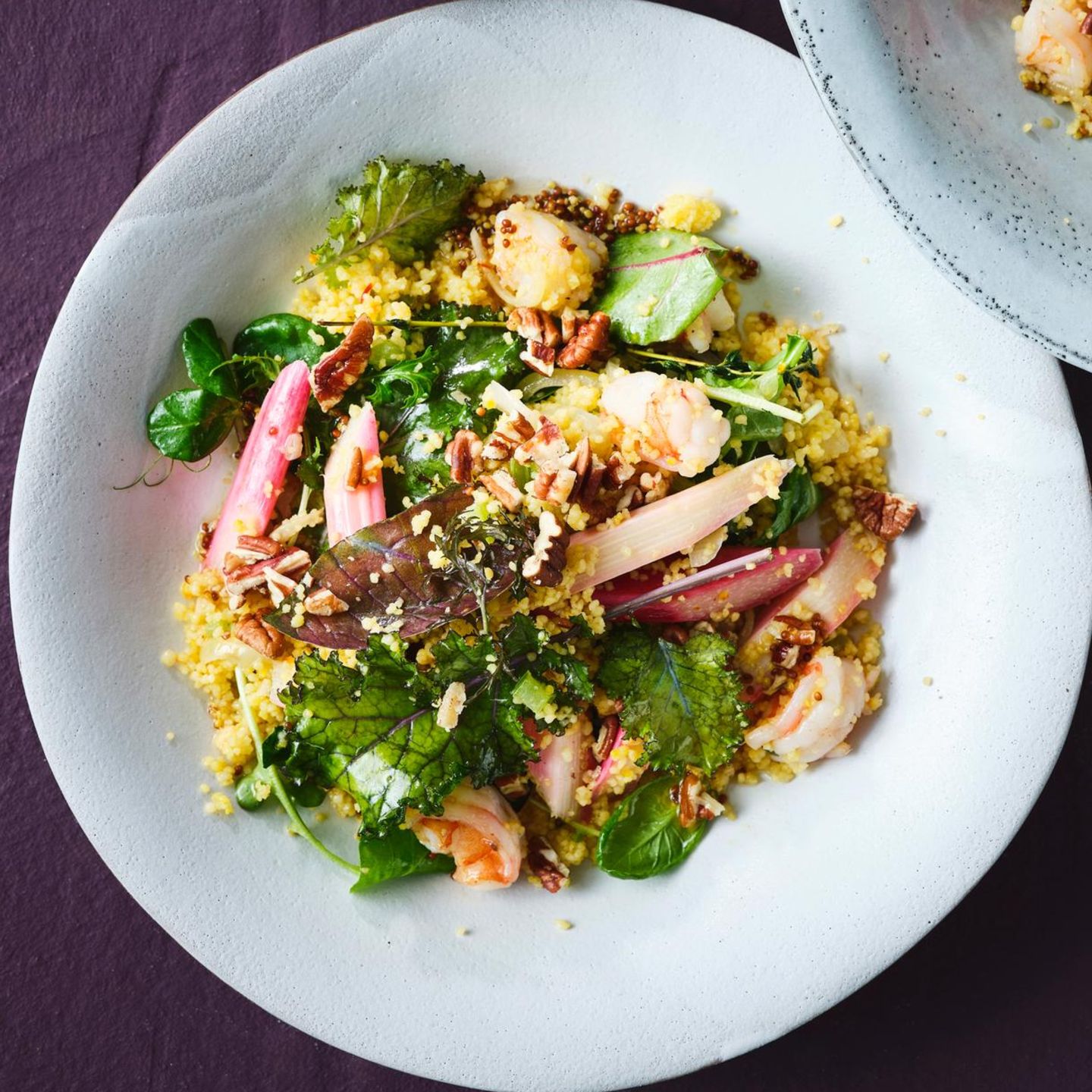 Couscous-Wildkräuter-Salat mit gebratenen Garnelen und Rhabarber