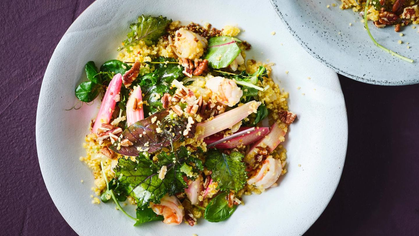 Couscous-Wildkräuter-Salat mit gebratenen Garnelen und Rhabarber ...