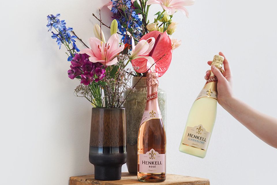 Gewinnspiel: Frühlingszauber zum Muttertag: Gewinne dein Henkell & Bloomy Days Paket!