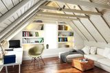 Kleines Wohnzimmer einrichten: Dachgeschoss mit eingepasstem Regal und Schreibtisch