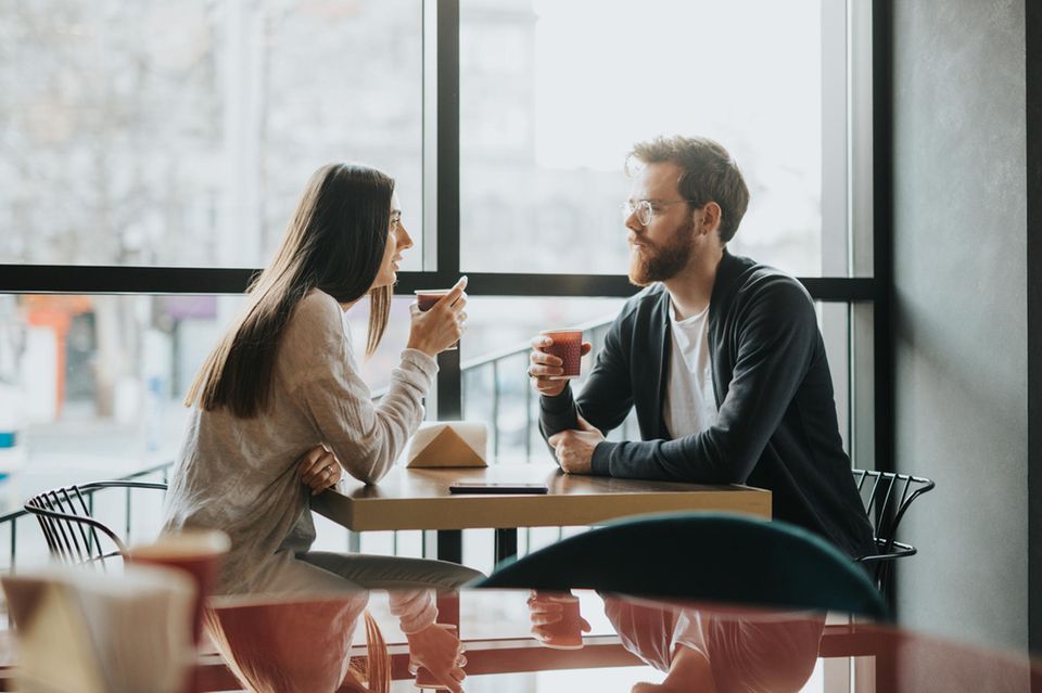 Freundschaft mit dem Ex: Mann und Frau sitzen sich in einem Kaffee gegenüber
