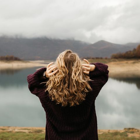 Frau schaut auf einen See: 3 Momente im Leben, in denen es sogar gut sein kann, sich verloren zu fühlen
