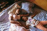 World Press Photo 2024: Frau mit Kind auf Bett