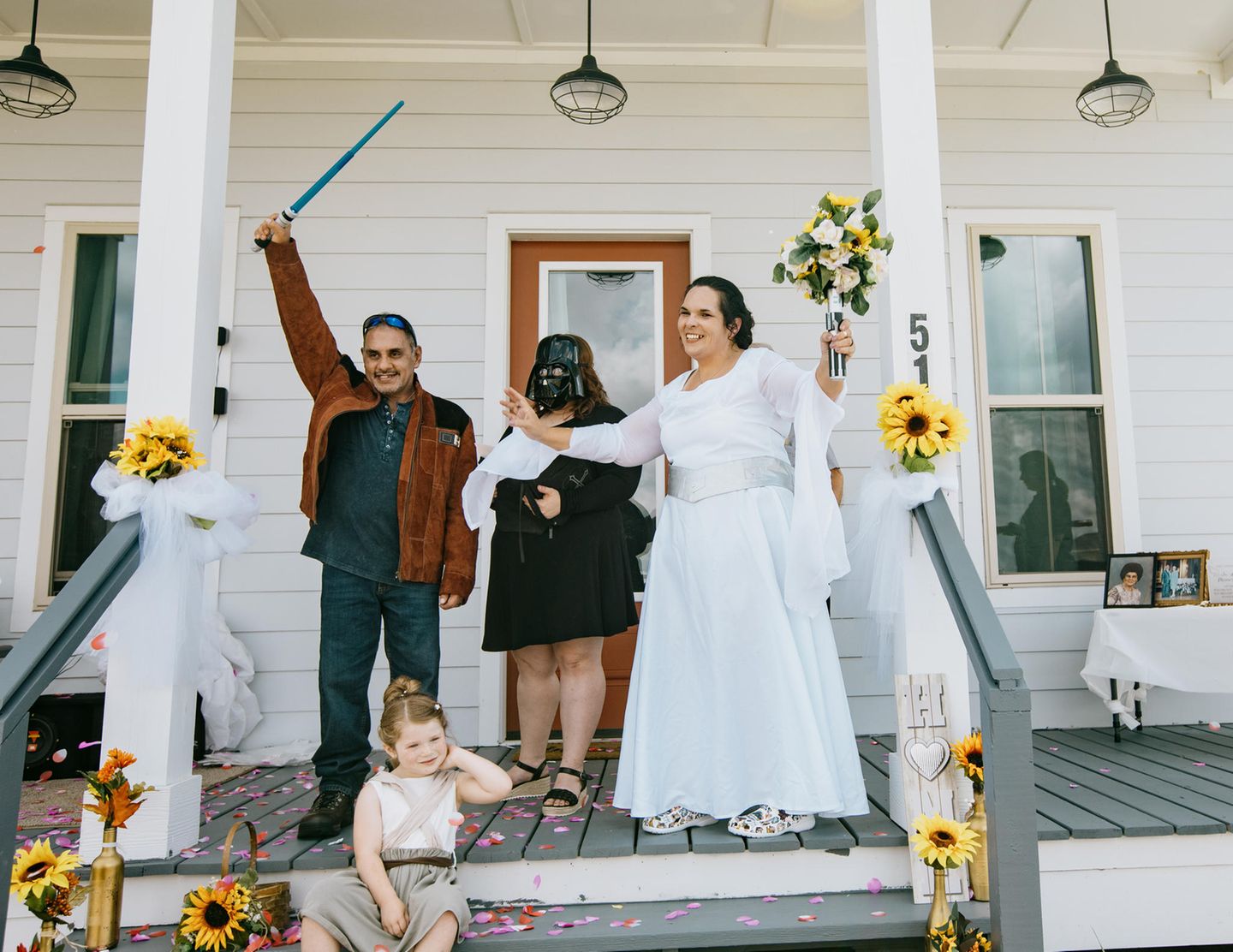 World Press Photo: Braut mit Familie auf Veranda vorm Haus