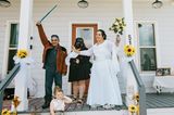 World Press Photo: Braut mit Familie auf Veranda vorm Haus
