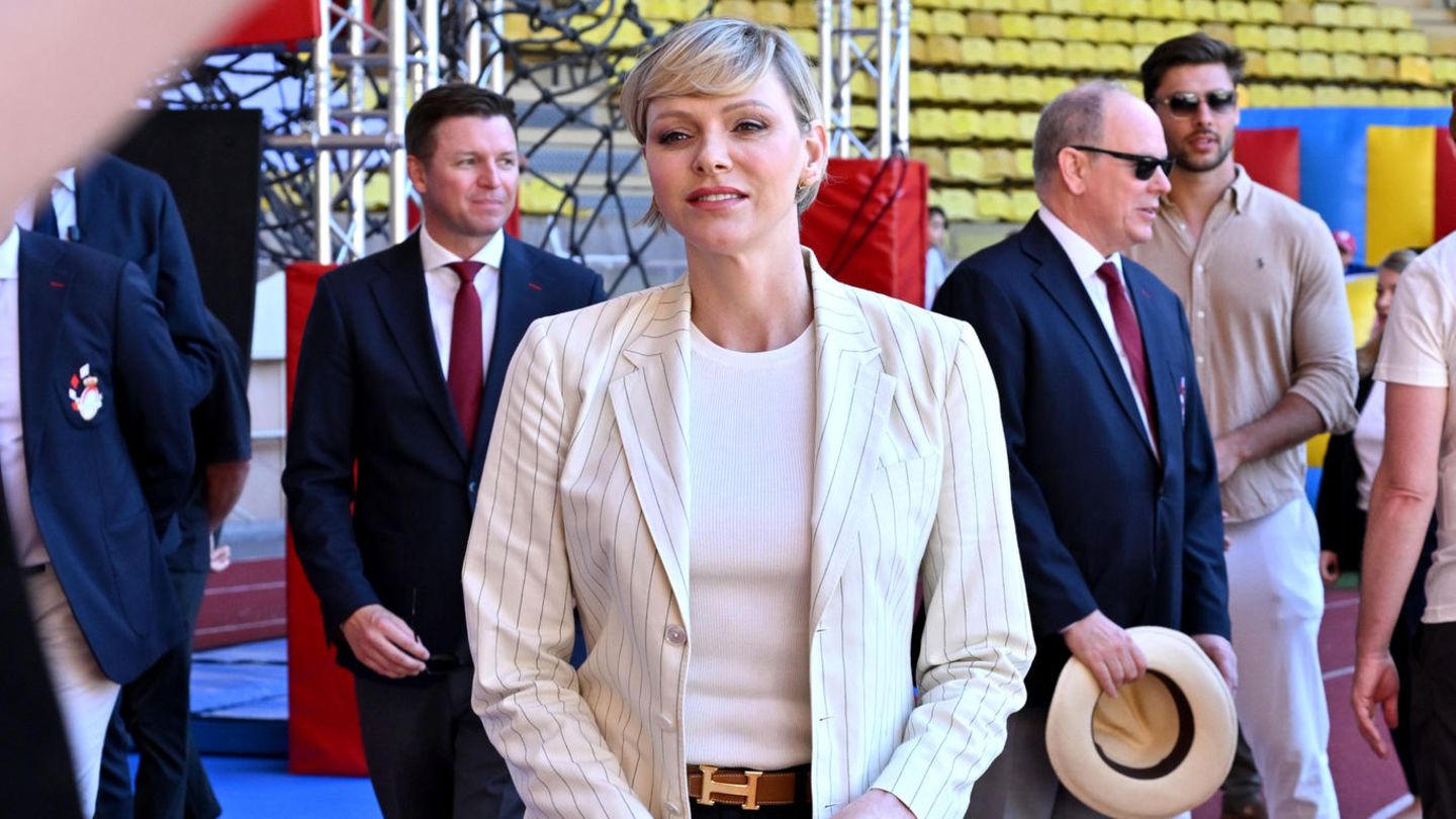 Fürstin Charlène Von Monaco: Ihr Stadion-Outfit Ist Mehrere Tausend ...