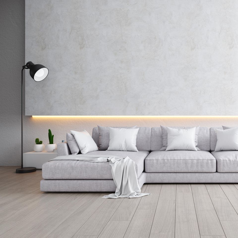 Kleines Wohnzimmer einrichten: Couch mit LED-Lichtleiste an der Wand