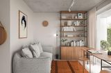 Kleines Wohnzimmer einrichten: Sofa, Schreibtisch und deckenhohes Regal