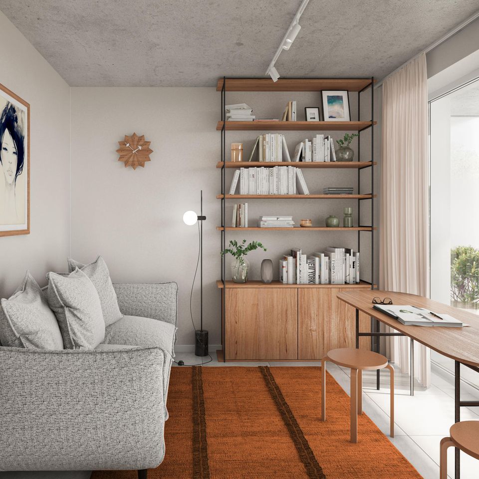 Kleines Wohnzimmer einrichten: Sofa, Schreibtisch und deckenhohes Regal