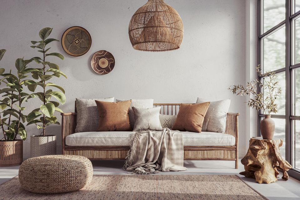 Kleines Wohnzimmer einrichten: Gemütliches Sofa mit Kissen und Decke