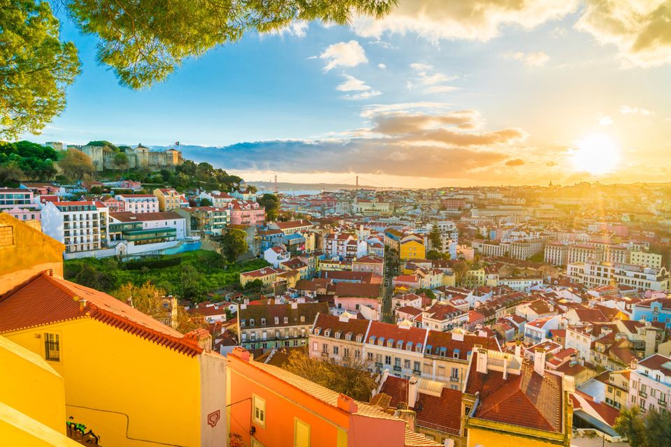 Sonnenuntergang über Lissabon: 3 günstige Urlaubsziele für Solo-Reisende